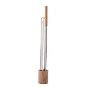 Tre ildværktøjer i en træholder. Metaldele med minimalistisk design og træhåndtag.